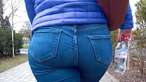 Rubia de culo grande en jeans ajustados