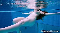 Горячая тинка Simonna с круглой жопой под водой