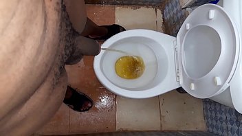 Pornô de urinar real. Chuva dourada fazendo xixi