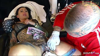 Немецкая молодая женщина Белоснежка татуировала свою пизду и одновременно сосет член
