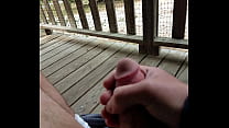 Amateur alter Mann masturbiert auf der Veranda