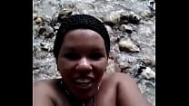 Dominicana bañandose en el rio.