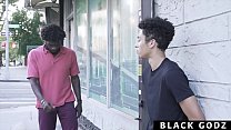 BlackGodz - Black God Pounds Il buco del culo di un nuovo arrivato