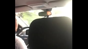 Mostrando o pau enquanto o uber dirige