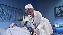 Busty Milf Krankenschwester dominiert männliche Patienten
