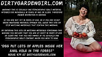 Dirtygardengirl засунула много яблок в анальную дырочку в лесу