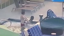 Flagra casal fudendo na piscina de casa