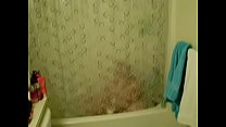 Telecamera nascosta dal 2009 della moglie che si fa il bagno sotto la doccia