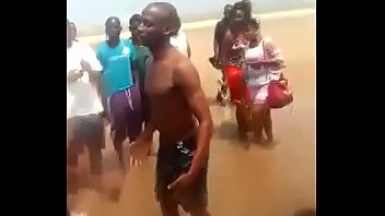 Cabeça rachada da Libéria dando chupada na praia