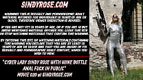 Cyber lady Sindy Rose con botella de vino follada anal en público