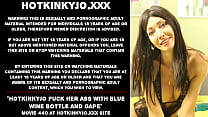 Hotkinkyjo трахает ее задницу бутылкой синего вина и зияет