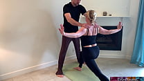 Stiefsohn hilft Stiefmutter mit Yoga und streckt ihre Muschi