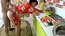 Italienische Hausfrau in den Arsch gefickt, während der Hahnrei arbeitet