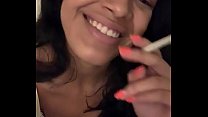 Latina sexy fume avec vous