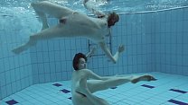 Anna Netrebko und Lada Poleshuk unter Wasser Lesben