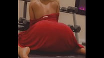 Stripperin schüttelt verführerisch den Arsch in rotem Kleid