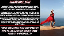Sindy Rose si scopa il culo con un grosso dong bianco sulla terrazza in mini abito rosso