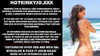 HotkinkyjoはXXL検鏡で彼女のお尻を開き、ディルドで40cmの深さでそれをファックします