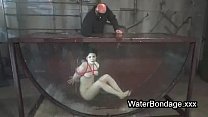 Brunette in bondage corda tuffarsi in acqua