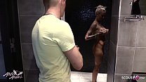 Adolescente alemão magro apanhado pelo namorado da irmã enquanto tomava banho e fodeu secretamente - adolescente alemão