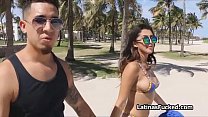 Bikini impeccabile Latina va dalla spiaggia al cazzo