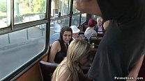 Blondine wird im öffentlichen Bus ins Gesicht gespritzt