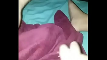 Ragazza arrapata si masturba con una spazzola per capelli per la sua amica (Parte 1)