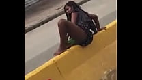 Венесуэльский желающий быть членом мастурбирует посреди дороги.