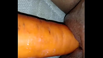 Safada se masturbando com a cenoura.