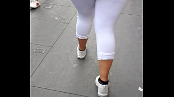 Culona in leggings bianchi Lucidi