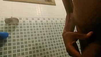 Novinho batendo uma no banho