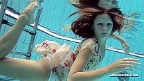 Lucy Gurchenko Gata peluda russa na piscina nua
