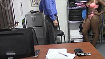 La CCTV sorprende mentre sexy ladro nero viene punito in ufficio