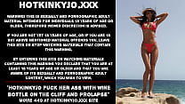 Hotkinkyjoは日当たりの良い崖の上でワインボトルで彼女のお尻をファックし、脱出
