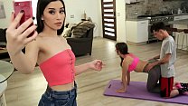 Mamá e hijastro hacen yoga juntos Aria Lee, Lexi Luna