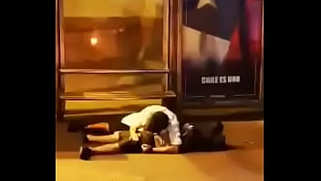 Eu pego um menino dando uma chupada no amigo no meio da rua de Santiago do Chile