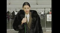 Kika anal en un abrigo de piel de zorro negro