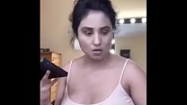 Roxanna schnappt sich ein Live-Video und markiert ihre hübschen Brustwarzen und hübschen Titten