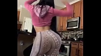 La fille gâtée bouge son cul sur webcam