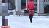 Collants rouges. Jeny Smith marche en collants rouges sans couture serrés (sans culotte)