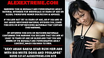 Sexy asiática Sasha Star arruinando a bunda dela com um grande dong branco e prolapso