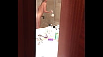Pervertido filma a una chica rubia durante el orgasmo en la ducha del hotel