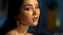 La MILF asiatique sexy Malena donne un strip-tease pour Playboy
