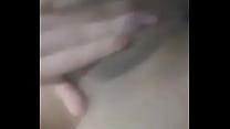 Junges Mädchen masturbiert vor der Webcam