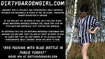 Bunda fodendo com garrafa azul em floresta pública