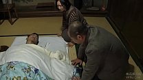 Visitando i suoi amici paralizzati e sua moglie