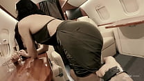 Chicas desnudas calientes besándose en el jet privado de Nudex