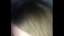 Тиндер секс с белой девушкой сосет хуй в любительском видео
