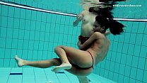 NinaMarkovaとZlataOduvanchikがプールで裸で泳いでいる