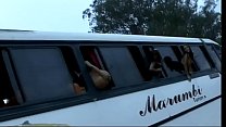 Des filles brésiliennes coquines ont décidé de provoquer le chaos dans le bus en train de pendre par la fenêtre leurs mégots et leurs seins nus et juteux